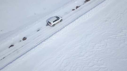 冬季森林里雪地公路上行驶的汽车