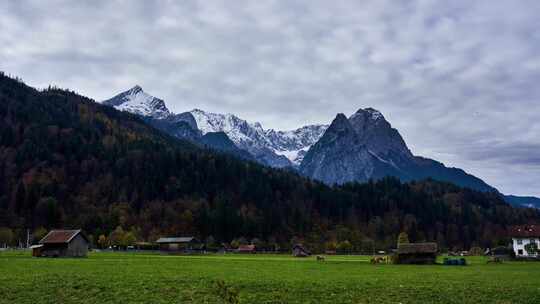 德国最高峰祖格斯皮策秋季从加米施-帕滕基兴的时间流逝