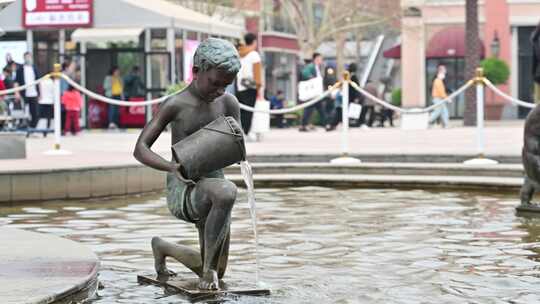 公园购物中心广场喷水池中的雕塑