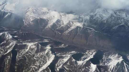 云层下的雪山