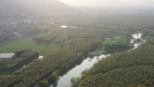 夕阳下的山村和农田