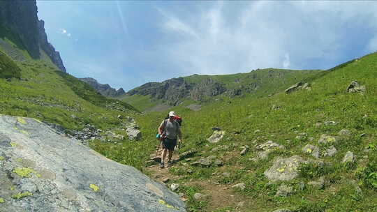 背着背包的登山者