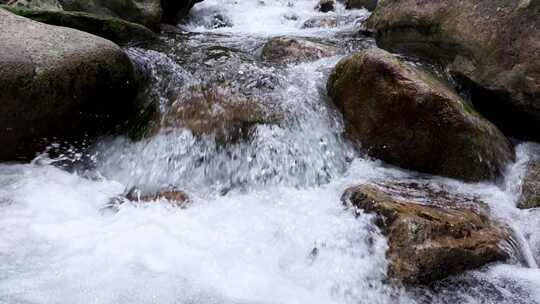 4k溪流升格水流 湍急的水流