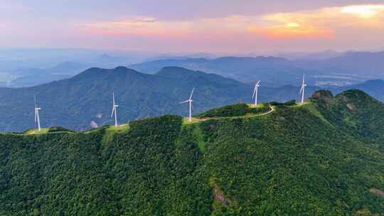 河源缺牙山山顶风车风力发电机自然风光