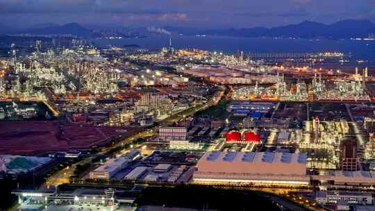 夜晚俯瞰大型工业厂区灯火通明景象