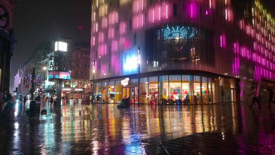 雨夜商业街上来往的来往