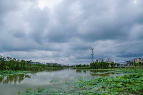 野外湖边满天乌云压顶阴云密布