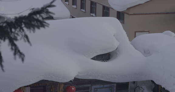 积雪深厚的雪乡特色小屋屋顶景象