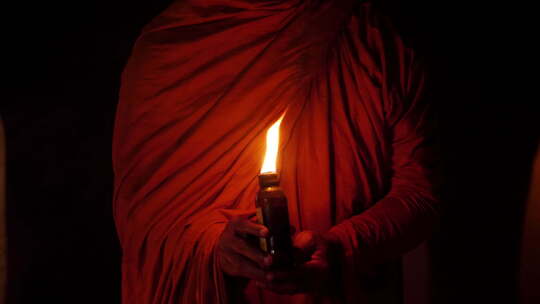 僧人拿着蜡烛视频素材模板下载