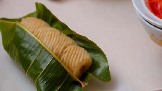 粽叶包裹的条状食物