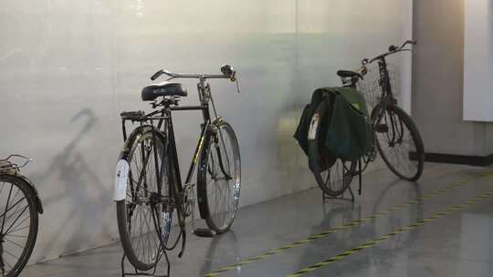 室内停放的多辆老式自行车
