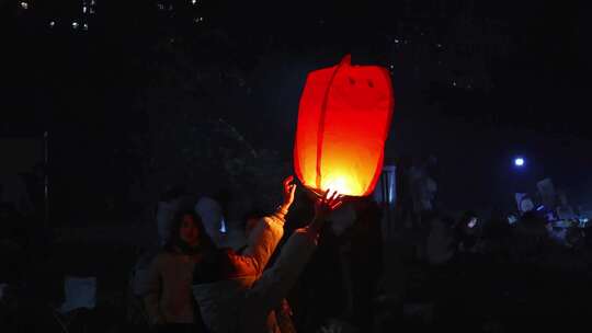 许愿放飞孔明灯祈福