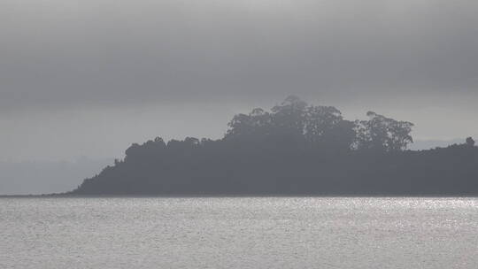 迷雾笼罩下的兰基休湖的岛屿视频素材模板下载