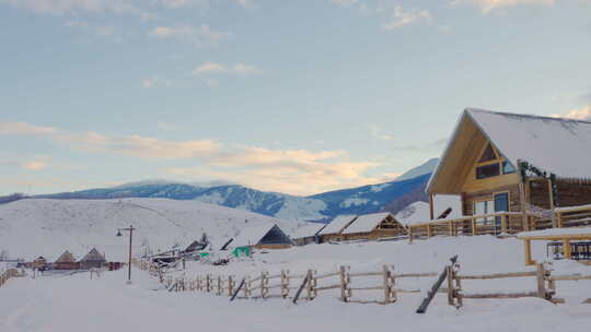 雪中山村木屋风景