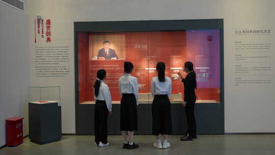 女孩们在展馆听讲解参观学习