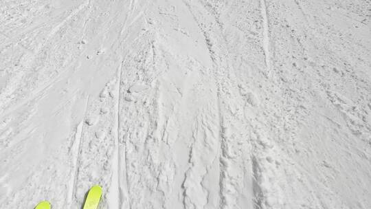 低角度拍摄滑雪者滑雪