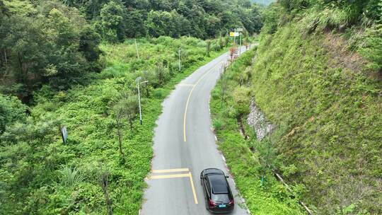 汽车行驶乡村公路航拍车辆行驶农村道路风景