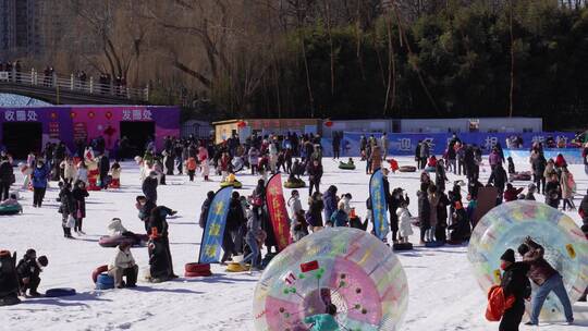 紫竹院冰雪滑梯雪地飞碟雪圈亲自游乐