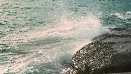 大海海水拍打在礁石上