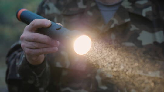 士兵拿着手电筒照明