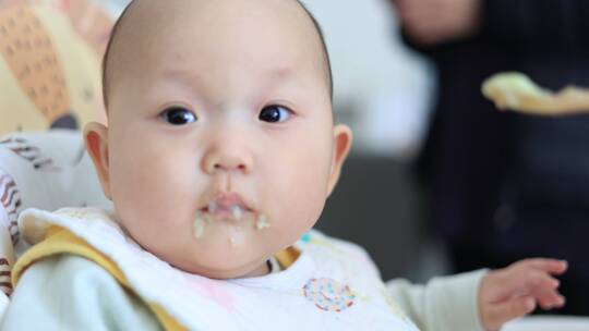 婴儿吃辅食米粉喂饭