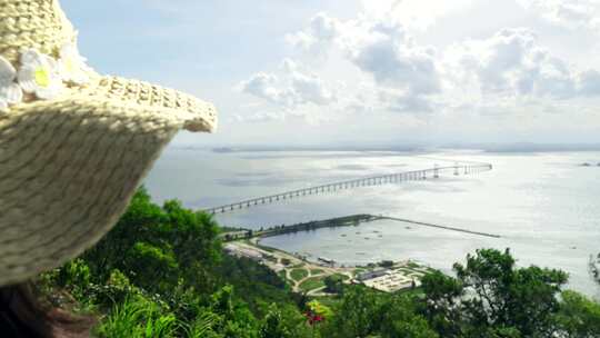 实拍女孩远眺汕头地标南澳岛跨海大桥