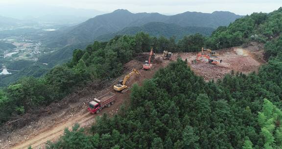 山区挖掘机施工修路风景