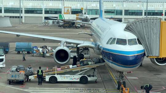 珠海金湾机场的中国南方航空飞机旅客登机