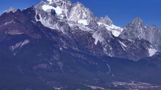 航拍云南丽江古城狮子山古城楼和雪山