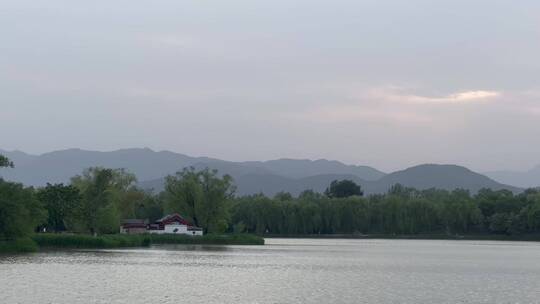 远眺北京圆明园湖面郊区景色
