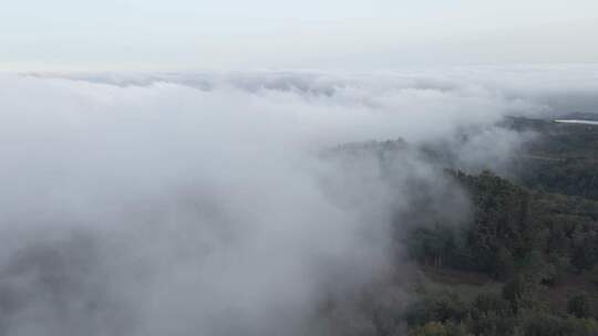 云雾穿越群山峻岭