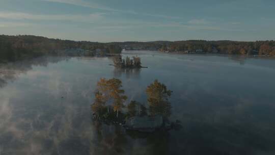飞过被晨雾包围的湖泊视频素材模板下载