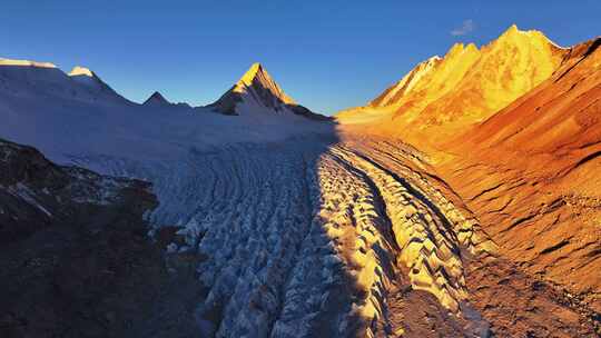 西藏日喀则国王峰普拉喜琼雪山日照金山航拍