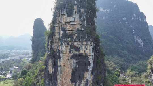 航拍结组攀登桂林阳朔拇指峰的攀岩者