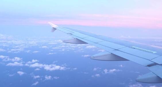 从飞机窗户看粉红色的日落