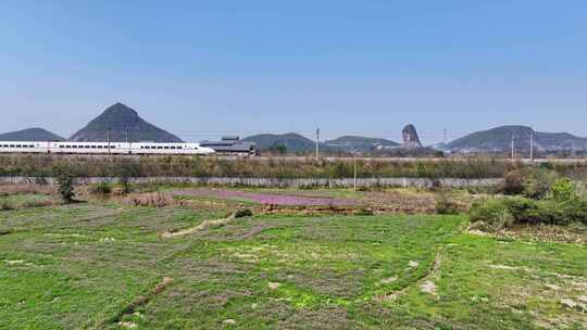 高铁动车驶过田野村庄