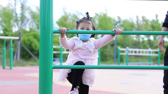 中国小孩公园爬单杠