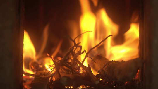 燃烧的木炭柴火堆篝火土灶