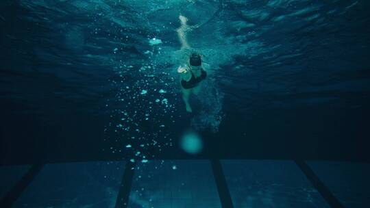 女人在水下游泳的特写