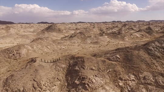 航拍边防战士在沙漠戈壁中巡逻 远景 蚂蚁线