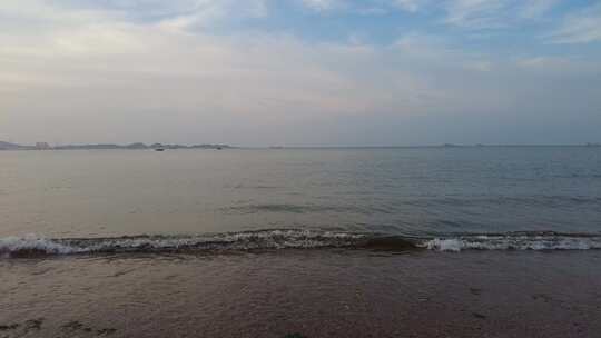 大海海浪沙滩蓝天白云实拍