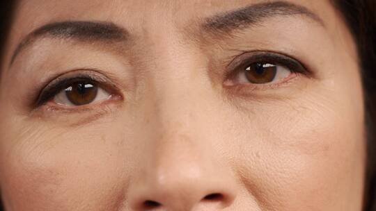 棕色瞳孔的女人眼睛特写视频素材模板下载