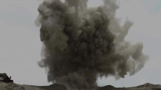 E5，超慢动作记录10米高的粉尘爆炸。
