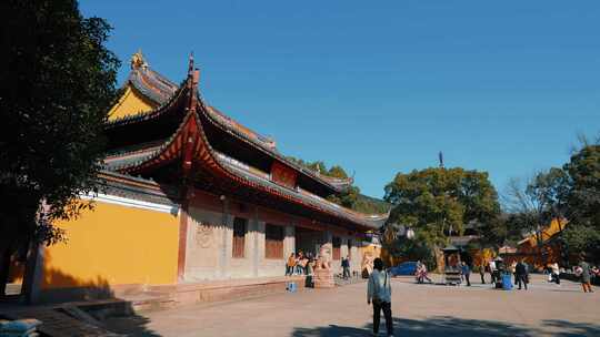 宁波阿育王寺古建筑大殿烧香拜佛