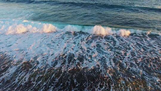 波涛汹涌巨浪海浪浪花航拍