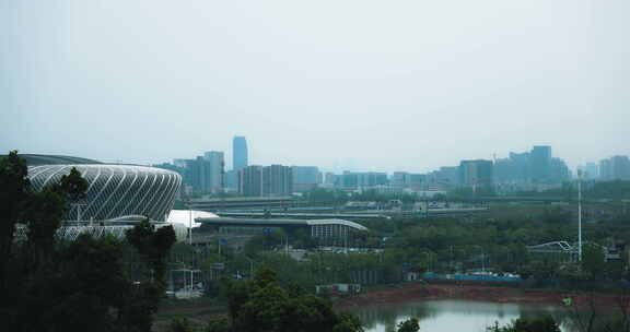 雾霾天气下高铁在城市中快速通过