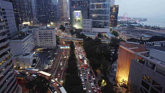 香港街头夜间交通的无人机视图