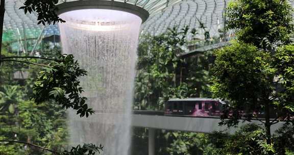 新加坡樟宜机场瀑布与网红小火车