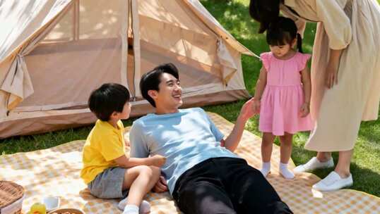 温馨家庭幸福一家人户外童年陪伴成长ai素