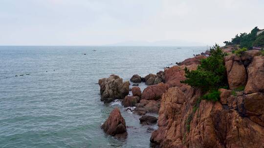 实拍青岛海岸线晚霞海水礁石与游客乘船视频